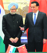 Chinese Premier Li Keqiang (R) with Prime Minister Manmohan Singh in Beijing on Wednesday.