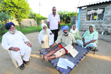 Jaswinder Singh and his family was attacked by goons at Loriya village near Bhuj.