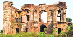 A dilapidated facade of "Daulat Khana" at Aam Khas Bagh in Sirhind.