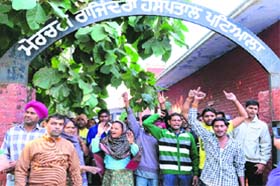 The victims family members protest against the Punjab Police on Tuesday