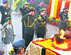 From left: Defence Minister AK Antony, Chief of Army Staff General Bikram Singh, Navy Chief Admiral DK Joshi and Air Force Chief Air Chief Marshal NAK Browne pay homage to soldiers at Amar Jawan Jyoti on Vijay Divas. 