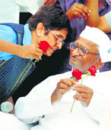 Kiran Bedi greets Anna Hazare after he broke his fast at Ralegan Siddhi, Maharashtra.