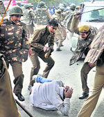 Police lathi-charge Youth Congress activists in Delhi on Wednesday