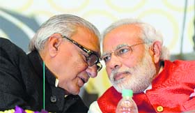 Haryana CM Bhupinder Singh Hooda (left) talks to BJP PM candidate Narendra Modi during the 12th Pravasi Bharatiya Divas in New Delhi on Thursday