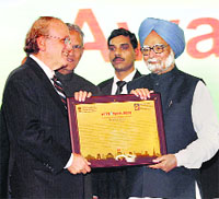 Prime Minister Manmohan Singh presents Lifetime Achievement Award to American author and economic researcher Daniel Yergin in Greater Noida on Sunday