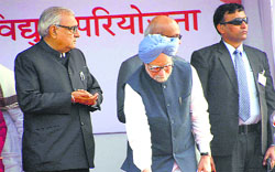 PM Manmohan Singh and Haryana CM BS Hooda at a ceremony at Gorakhpur.