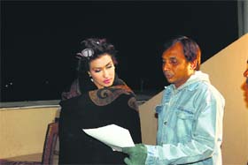 Rituparna Sengupta with Sunanda Shyamal Mitra on the sets of the movie Extraordinaari
