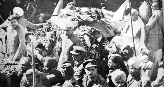 Prime Minister Jawaharlal Nehru and Home Minister Sardar Patel lead the cortege for the last rites of Mahatma Gandhi (Photo courtesy: Rafiq Zakaria, A Study of Nehru).