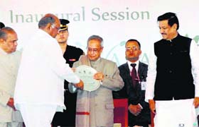 Agriculture Minister Sharad Pawar felicitates President Pranab Mukherjee in Nagpur
