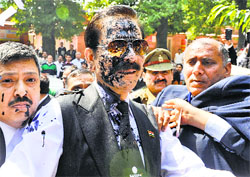 Sahara group chief Subrata Roy, with ink smeared on his face, arrives at the SC.