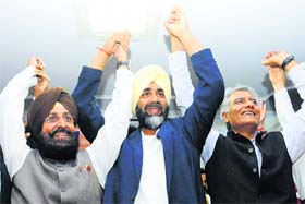 PPP chief Manpreet Badal (C), PPCC president Partap Singh Bajwa (L) and CLP leader Sunil Jakhar in Chandigarh