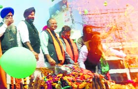 Close call: Balloons filled with gas exploded during a roadshow of BJP leader Arun Jaitley (2L) in Amritsar on Tuesday