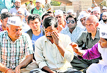 AAP convener Arvind Kejriwal with party leaders Manish Sisodia and Rakhi Birla at Rajghat in New Delhi on Tuesday