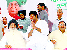 SAD patron Parkash Singh Badal with INLD candidate Dushyant Chautala (C) and Abhay Chautala in Hisar