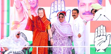 AICC chief Sonia Gandhi waves to supporters at a rally in Barnala on Saturday . Also seen are Congress LS candidate from Sangrur Vijay Inder Singla (R), Punjab Congress leader Rajinder Kaur Bhattal (2nd R) and former SAD Chief Minister SS Barnalas wife Surjit Kaur Barnala (L).