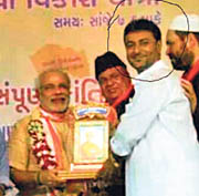 BJP PM nominee with hawala racketeer Afroz (in circle).