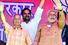 Narendra Modi with BJP Kangra candidate Shanta Kumar in Palampur