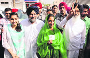 Punjab Chief Minister Parkash Singh Badal (R) with Deputy Chief Minister Sukhbir Badal, SAD candidate Harsimrat Kaur Badal and their daughter Harkirat Badal at Badal village in Bathinda