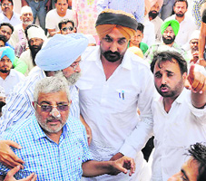AAP candidate from Patiala Dr Dharamvir Gandhi with HS Phoolka, Jassi Jasraj and Bhagwant Mann.
