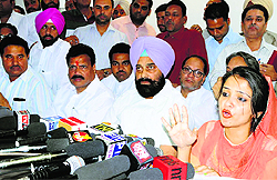 Renu Mahajan (R), wife of advocate Vaneet Mahajan, addresses the media along with Congress leaders in Amritsar on Sunday