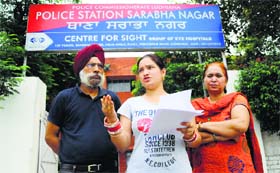 Complainant Harjinder Kaur, flanked by her parents, briefs mediapersons in Ludhiana