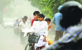 Commuters have a tough time during a dust storm that preceded the drizzle