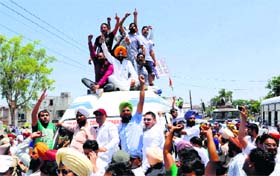 Congress workers protest against Anil Joshi in Amritsar
