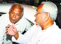 Bihar ex-CM Nitish Kumar with CM-designate Jitan Ram Manjhi in Patna. PTI 