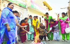 Members of the District Mahila Congress burn Malti Thapar's effigy in Ludhiana