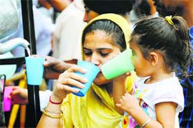 Devotees take sweetened water on the ocassion of matrydom of Guru Arjan Dev in Ludhiana