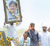 Gopinath Mundes funeral was held in Beed district.