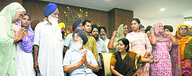 Family members from Punjab whose relatives were taken hostage in Iraq with CM Parkash Singh Badal and External Affairs Minister Sushma Swaraj in Delhi.