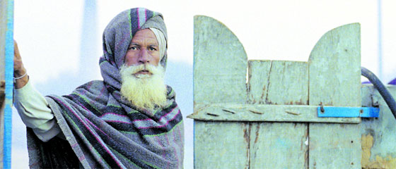 Stills from Anhe Ghode Da Daan
