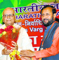 LK Advani is welcomed by Union Minister Prakash Javadekar.