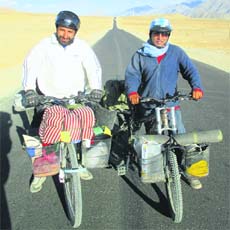 Travelling light: (L-R) Manjinder Singh Randhawa and Jaspal Singh