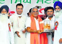 CM Bhupinder Singh Hooda being feted at a rally in Kaithal. HSGPC (ad hoc) secretary Didar Singh Nalvi (L), PWD minister Randeep Surjewala (2L), state Congress chief Ashok Tanwar (2R) and HSGPC (ad hoc) chief Jagdish Singh Jhinda (R) are also seen