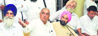 CM Bhupinder Singh Hooda (second from left) at a press conference in Chandigarh. Jagdish Singh Jhinda, HSGPC leader (left), HS Chatha and Randeep Singh Surjewala are also seen.