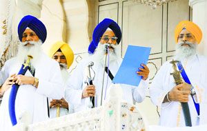 Akal Takht Jathedar Giani Gurbachan Singh (center) reads out his edict from the rostrum of the Takht in Amritsar on Wednesday.