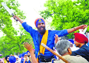 SAD activists raise anti-Congress slogans against the formation of a separate SGPC in Haryana near AICC chief Sonia Gandhis residence in New Delhi on Friday.