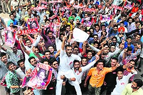 Supporters raise slogans in support of HSA president Neeraj Kharab at the PU on Wednesday.