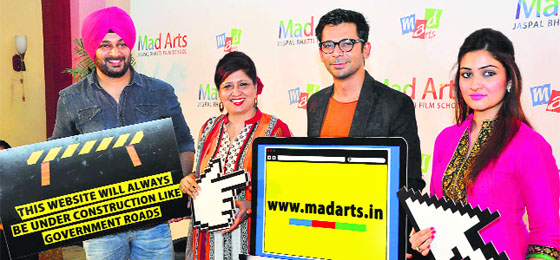 (L-R) Jasraj Bhatti, Savita Bhatti, Sunil Grover, Surilie Jasraj Singh