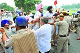 HSGMC supporters try to break police barricading as they march towards the Gurdwara Chhati Patshahi to take control of the management in Kurukshetra on Saturday