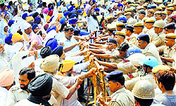 HSGMC supporters face off with police outside Gurdwara Chathi Patshahi in Kurukshetra on Sunday