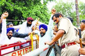 The police try to stop HSGMC supporters outside Gurdwara Chhevi Patshahi during the fourth day of dharna to take over control of the shrine in Kurukshetra on Sunday