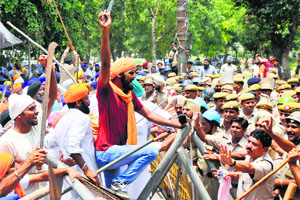HSGMC supporters march towards Gurdwara Chhevi Patshahi to take control of the shrine in Kurukshetra on Wednesday.