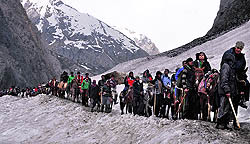 Devotees on way to the cave shrine on the last day of the yatra