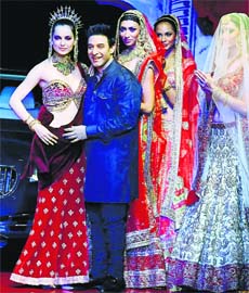 Red alert: Fashion designer Suneet Varma with Bollywood actress Kanagna Ranaut (extreme L)