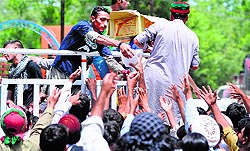 Supporters of Tahir-ul-Qadri and Imran Khan receive food at a protest site in Islamabad on Sunday