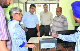 Rajat Aggarwal, Deputy Commissioner, Ludhiana, (second from left) and Additional Deputy Commissioner (General) Amrit Kaur Gill inspect a chamber in the DC Complex during the clean branch competition