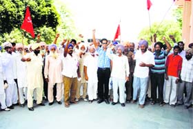 Workers led by the Centre of Indian Trade Unions’ leaders raise slogans outside the Mini-Secretariat in Ludhiana on Monday